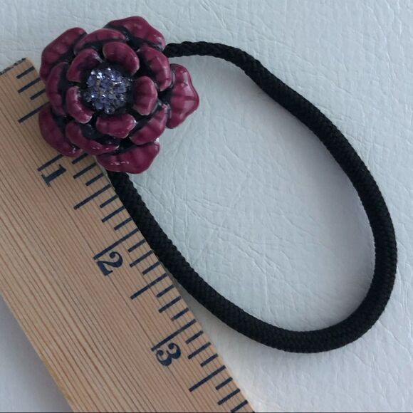 RHINESTONE AND METAL FLOWERED ELASTIC PONYTAIL HOLDER - Picture 10 of 12